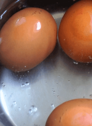 plonger les oeufs dans l'eau bouillante