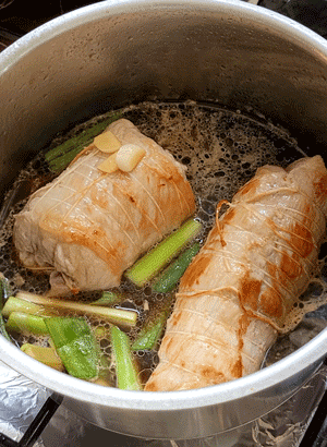 mijoter le porc chashu pendant 3h minimum à couvert