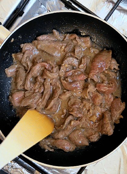 cuisson de la viande de boeuf mariné pour Bo Bun