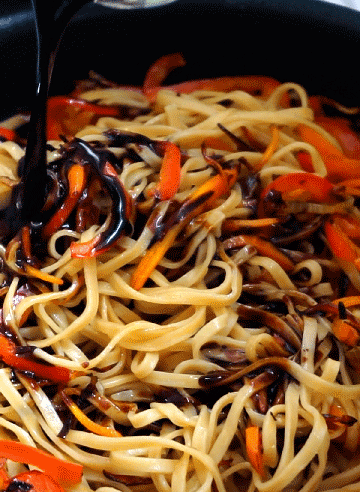 cuisson des nouilles sautées et légumes avec la sauce pour chow mein