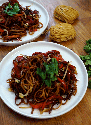 assiettes de chow mein, les nouilles sautées