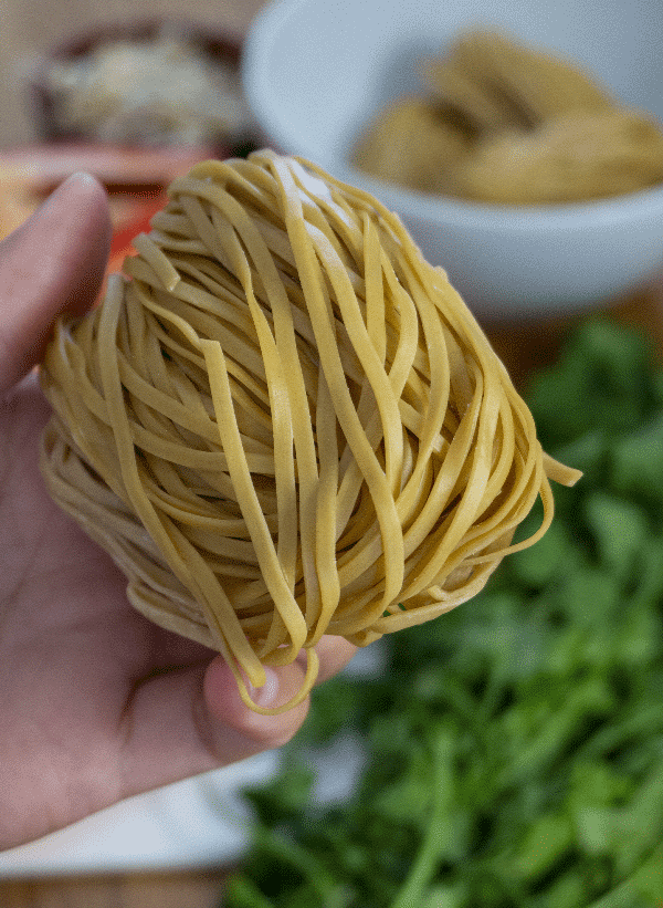 nouilles de blé aux oeufs pour chow mein