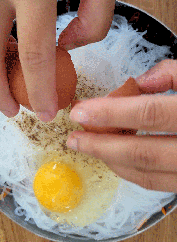 assaisonner les ingrédients et ajouter un œuf pour lier le tout