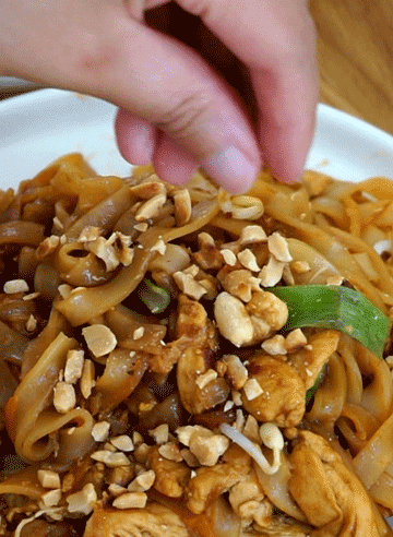 cacahuètes en grain sur le pad thai