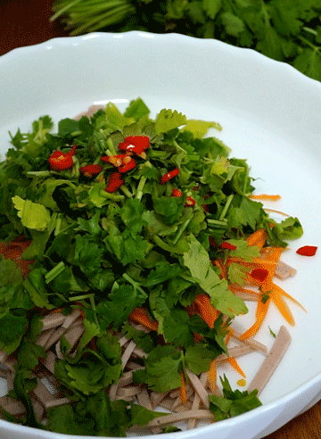 mélanger les ingrédients pour salade asiatique