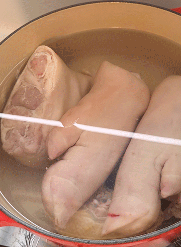 pieds de porc pour bouillon ramen tonkotsu