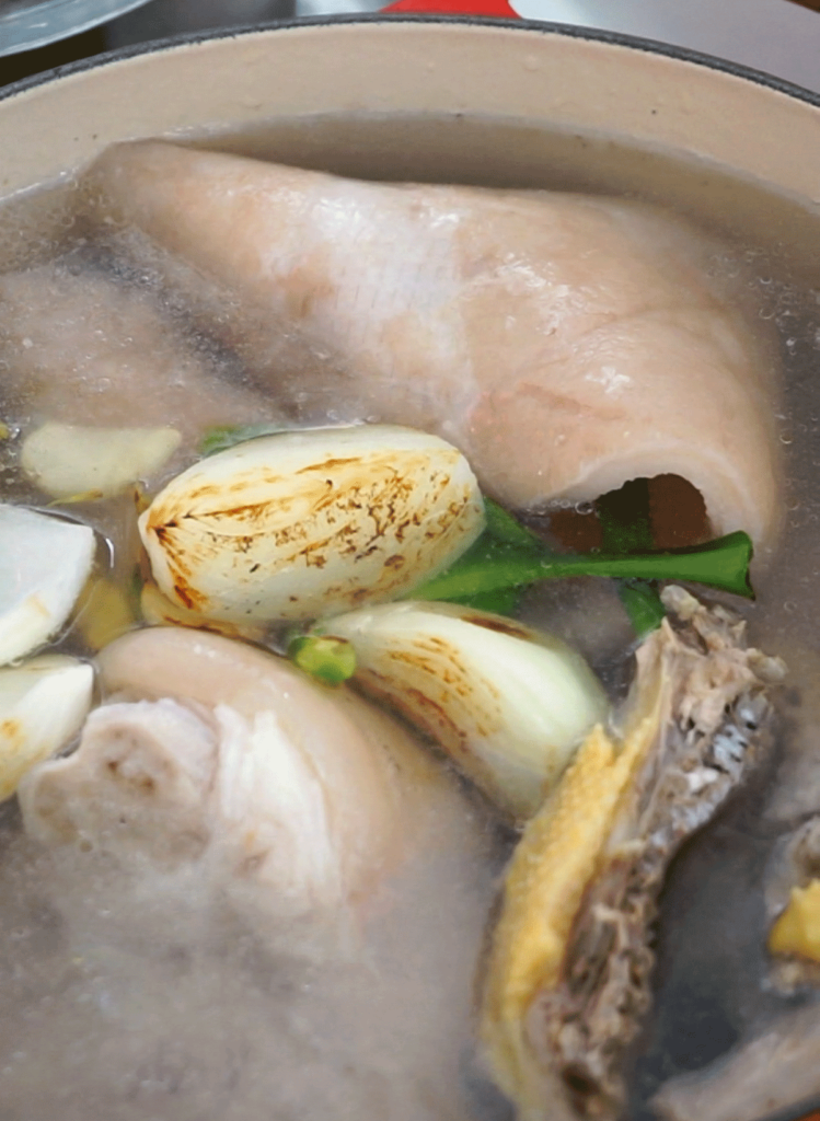 ajout des légumes dans le bouillon tonkotsu