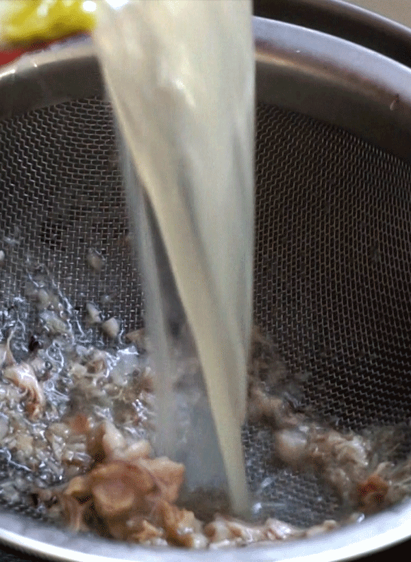 filtrage du bouillon tonkotsu