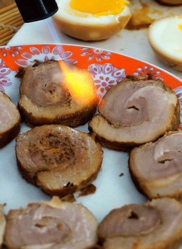 griller la surface du porc chashu