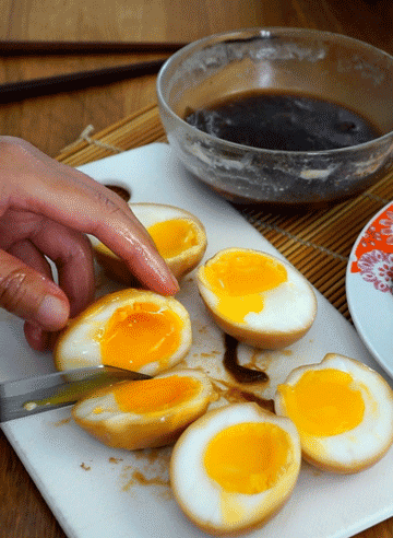 couper les oeufs mollets en deux