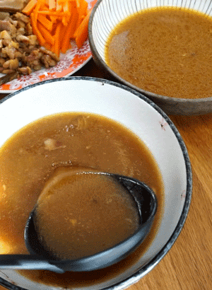 Verser dans deux bol le bouillon de miso au poulet