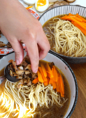 ajouter les toppings (viande frit, oeufs, légumes...)