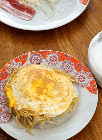 débarrasser l'okonomiyaki dans une assiette