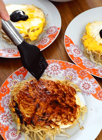 étaler la sauce avec un pinceau sur toute la surface de la galette